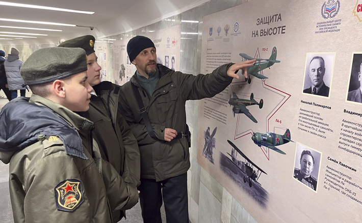 На открытии выставки «Наука Великой Победы» в метро. Больше информации о проектах центра — по ссылке https://vk.com/patriotnsoo. Фото предоставлено Центром патриотического воспитания