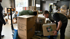 Новосибирцы продолжают сбор гуманитарной помощи для участников специальной военной операции, и объем ее растет: если в прошлом году «за ленточку» отправилось 390 фур с «гуманитаркой», то в нынешнем — уже 460. Фото: minregIon.nso.ru