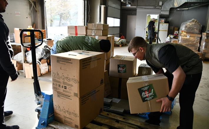 Новосибирцы продолжают сбор гуманитарной помощи для участников специальной военной операции, и объем ее растет: если в прошлом году «за ленточку» отправилось 390 фур с «гуманитаркой», то в нынешнем — уже 460. Фото: minregIon.nso.ru