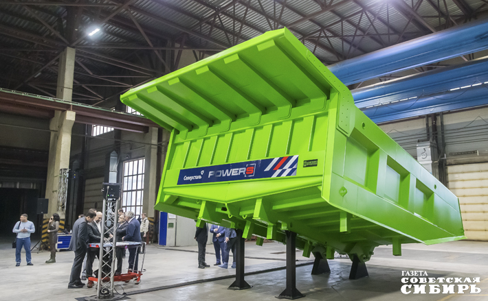 Двухъярусный автовоз на восемь машин, полностью отечественный кузов для карьерного самосвала грузоподъемностью 120 тонн и модернизированный боевой робот «КилоВольт» — это проекты, реализованные на базе новосибирского авторемонтного завода, которые поддерживают курс на развитие высокотехнологичного импортонезависимого производства. Фото: Андрей Заржецкий