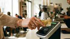 При помощи «Карты жителя Новосибирской области», привязанной к банковской карте платежной системы «Мир», можно, например, получить кешбэк в размере от семи до 15 процентов в некоторых ресторанах, с перечнем которых можно ознакомиться на сайте проекта. Кстати, данную «фотографию» создал искусственный интеллект. Мы решили продемонстрировать современные возможности нейросети, а вы, уважаемые читатели, должны понять, что далеко не любая картинка, которую вам показывают, отражает действительность. Конечно, «Советская Сибирь» предлагает подобное творчество ИИ в исключительных случаях, и даже здесь можно было запросто сделать реальное фото в любом кафе, магазине или трамвае — скорее всего, вы видите подобную операцию каждый день. Но мы обязательно указываем авторство иллюстративного материала: корреспондента или нейросети. Когда вы не находите такой подписи к фото, скорее всего, оно не имеет отношения к реальным событиям. Изображение сгенерировано нейросетью Gemini-3-pro-image-preview (nano-banana-pro)