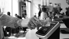 При помощи «Карты жителя Новосибирской области», привязанной к банковской карте платежной системы «Мир», можно, например, получить кешбэк в размере от семи до 15 процентов в некоторых ресторанах, с перечнем которых можно ознакомиться на сайте проекта. Кстати, данную «фотографию» создал искусственный интеллект. Мы решили продемонстрировать современные возможности нейросети, а вы, уважаемые читатели, должны понять, что далеко не любая картинка, которую вам показывают, отражает действительность. Конечно, «Советская Сибирь» предлагает подобное творчество ИИ в исключительных случаях, и даже здесь можно было запросто сделать реальное фото в любом кафе, магазине или трамвае — скорее всего, вы видите подобную операцию каждый день. Но мы обязательно указываем авторство иллюстративного материала: корреспондента или нейросети. Когда вы не находите такой подписи к фото, скорее всего, оно не имеет отношения к реальным событиям. Изображение сгенерировано нейросетью Gemini-3-pro-image-preview (nano-banana-pro)