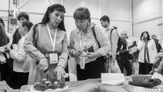 Качество продуктов проверялось посетителями на месте. Производителю тут же можно было задать все интересующие вопросы. Многие гости ушли домой не с пустыми руками. Фото: Андрей Заржецкий