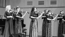 Как и многие в ее семье, Татьяна Гусева хорошо пела, но предпочтение отдала игре на инструменте, став профессио­нальным музыкантом и наставником талантливой молодежи. Сейчас она преподает и руководит ансамблем скрипачей «Ноктюрн». Фото: Игорь Борисов