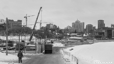 В районе «Локомотив-Арены» частный сектор идет под снос, а на его месте возводят высотки. Под индивидуальные дома для тех, кто желает жить на земле, будут выделены другие участки. Фото: Андрей Заржецкий