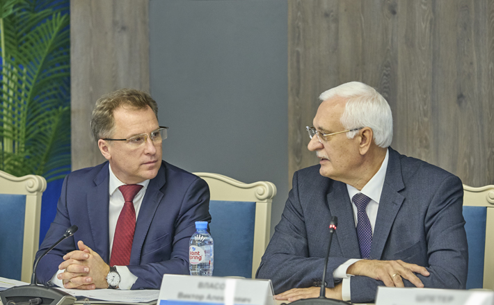 Заседание Попечительского совета ТГАСУ. Слева направо: генеральный директор ООО «Газпром трансгаз Томск», председатель Попечительского совета ТГАСУ Владислав Бородин, ректор ТГАСУ Виктор Власов.