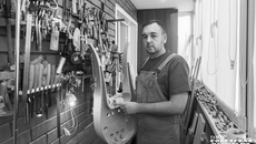 Сергей Адаменко впервые изготавливает лиру-гитару. За основу он взял музейный образец, в итоге получится неточная копия. Фото: Андрей Заржецкий