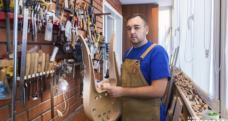 Сергей Адаменко впервые изготавливает лиру-гитару. За основу он взял музейный образец, в итоге получится неточная копия. Фото: Андрей Заржецкий