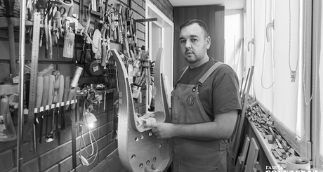 Сергей Адаменко впервые изготавливает лиру-гитару. За основу он взял музейный образец, в итоге получится неточная копия. Фото: Андрей Заржецкий