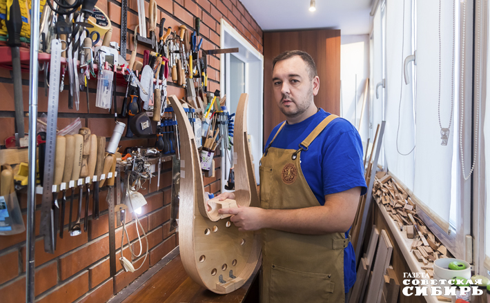 Сергей Адаменко впервые изготавливает лиру-гитару. За основу он взял музейный образец, в итоге получится неточная копия. Фото: Андрей Заржецкий