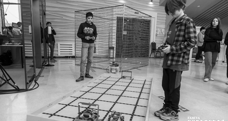 Управлять настоящим роботом интересно и увлекательно даже в самом юном возрасте. Фото: Андрей Заржецкий