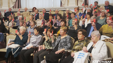 Красные карточки — мандаты делегатов отчетно-выборной конференции. Ветераны единогласно избрали председателем областного совета Владимира Панарина. Фото: Андрей Заржецкий