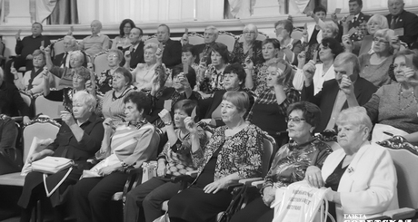 Красные карточки — мандаты делегатов отчетно-выборной конференции. Ветераны единогласно избрали председателем областного совета Владимира Панарина. Фото: Андрей Заржецкий