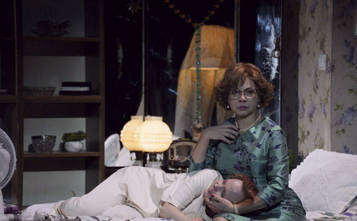 Екатерина Маркова, журналист VN.RU:  — Спектакль («Житие ФМ». — Прим. авт.) режиссера Галины Зальцман по пьесе Ярославы Пулинович рассказывает о жизни одинокой собачницы во время эпидемии коронавируса. Созвоны в Zoom, сеансы психоанализа, детские травмы и токсичные отношения — все приметы актуальной повестки узнаваемы в истории на вечную тему отцов и детей. В случае спектакля «Современника» — матерей и дочерей. За женскими разборками наблюдает старый больной пес Фёдор Михайлович в исполнении заслуженного артиста России Александра Вдовина. Именно он становится самым дорогим существом для героини Алёны Бабенко, которая читает лекции о творчестве Достоевского. Мотив Достоевского и тема тургеневских «Отцов и детей» раскрыты с помощью классического чеховского приема «разговор глухих». Фото: министерство культуры Новосибирской области