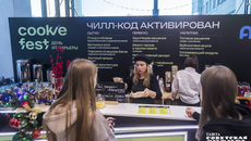 В особом цифровом кафе на «Куки фесте» можно было попробовать не­обычные блюда, ­например «Ветчину в сети», и хлебнуть безалко­гольного глинтвейна «Согреваю­щий модуль». Фото: Андрей Заржецкий