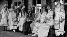 На счету творческого объединения уже семь ярких коллекций: «Бердская рогоза» (на фото), «Я казачка вольная», «Русское узорочье», «Звездный калейдоскоп», «Этнические фантазии», «Победные платья наших бабушек» и «Узелки счастья». Фото: Объединение «Мастерская в стиле ЭТНО»