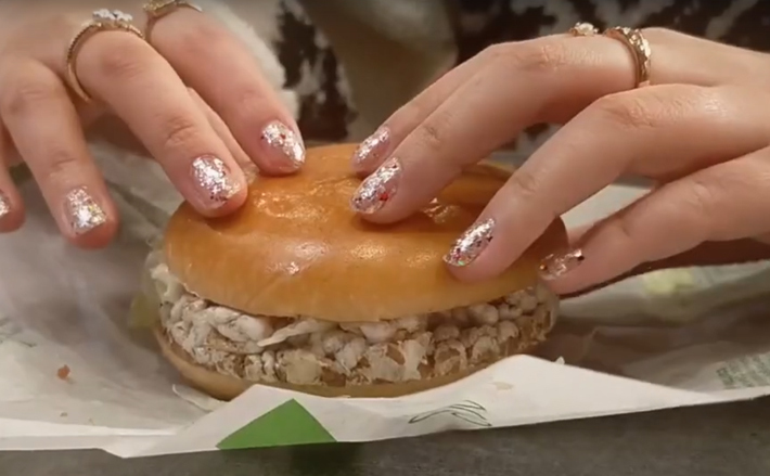 Гран-при прошлого фестиваля получила история «о слайсах, которые изменили мир». В черновике возникала идея использовать в рекламе кино­звезду, но от нее отказались, потому что это как раз «обманный путь». Стоп-кадр ролика, созданного коллективом авторов: Горломысовой Полиной, Гермогеновой Натальей, Смирновой Полиной и Курноскиной Ольгой