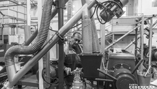 Износостойкое оборудование, установленное на производстве жмыха,&nbsp;— наше, новосибирское: «Агро-Инжиниринг» установил первую линию — на пробу. За все время эксплуа­тации нареканий не было, да и расходники, запчасти доступны по требованию. Фото: Андрей Заржецкий