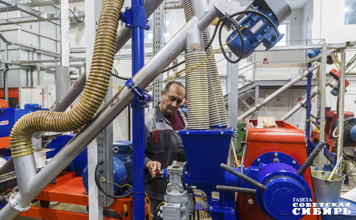 Износостойкое оборудование, установленное на производстве жмыха,&nbsp;— наше, новосибирское: «Агро-Инжиниринг» установил первую линию — на пробу. За все время эксплуа­тации нареканий не было, да и расходники, запчасти доступны по требованию. Фото: Андрей Заржецкий