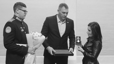 Участники поисковой экспедиции передают Ларисе Новосад медаль «За отвагу», которую ее дед потерял на полях сражений Великой Отечественной войны. Фото: nso.ru