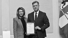 Поздравления в этот день новосибирские финансисты принимали от организаций и ведомств, с которыми работают бок о бок во благо экономики, наполнения и повышения устойчивости бюджета, исполнения всех социальных обязательств. Председатель Контрольно-счетной палаты Новосибирской области Елена Гончарова вручила благодарность руководителю главного финансового органа региона Виталию Голубенко. Фото: пресс-служба губернатора и правительства Новосибирской области