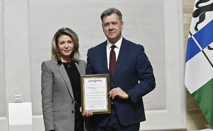 Поздравления в этот день новосибирские финансисты принимали от организаций и ведомств, с которыми работают бок о бок во благо экономики, наполнения и повышения устойчивости бюджета, исполнения всех социальных обязательств. Председатель Контрольно-счетной палаты Новосибирской области Елена Гончарова вручила благодарность руководителю главного финансового органа региона Виталию Голубенко. Фото: пресс-служба губернатора и правительства Новосибирской области