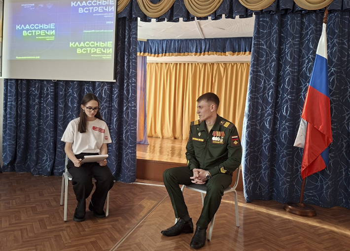 Очаровательная юная ведущая «классной встречи» слегка смущалась, тем не менее разговор с выпускником Табулгинской школы, участником СВО Евгением Копиця получился живым и интересным. Фото: страница Табулгинской средней школы в социальной сети «ВКонтакте»