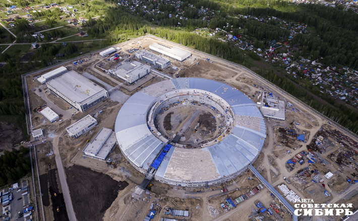 За изготовление экспериментальных станций под ключ ответственны четыре ключевые организации: новосибирские — Конструкторско-технологический институт научного приборостроения СО РАН и Институт гидродинамики имени М.А. Лаврентьева СО РАН, а также Томский политехнический университет и Институт сильноточной электроники СО РАН. А всего в процесс было вовлечено около 1,5 тысячи субподрядчиков, в том числе НГТУ. Фото: Андрей Заржецкий