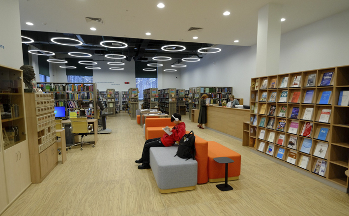 В Академгородке полным ходом строится уже вторая очередь студенческого кампуса мирового уровня. На объекте на прошлой неделе побывал министр науки и высшего образования России Валерий Фальков. Вместе с губернатором Андреем Травниковым они посетили также площадку строи­тельства Центра коллективного пользования «Сибирский кольцевой источник фотонов», обсудили со специалистами степень готовности объекта. Фото: пресс-служба губернатора и правительства Новосибирской области