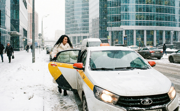 С 2026 года в такси должны будут работать преимущественно российские автомобили. Изображение сгенерировано нейросетью   gemini-3-pro-2k (nano-banana-pro)  