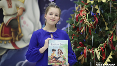 На Губернаторской елке 26 декабря: Алёна Титова очень рада получить самой первой свеженький сборник. Вот это подарок к Новому году! Такой приятный сложился Алёнин день. Фото: Алина Кухмарь