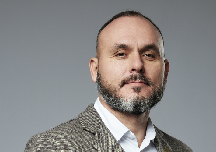 Александр Ситников успевает не только руководить самой большой школой в Новосибирске, но и вести уроки для девятиклассников. Со своими обязанностями он справляется так эффективно, что вошел в число лучших директоров российских школ. Фото предоставлено Александром Ситниковым