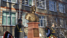 Военнослужащие ракетного соединения возложили цветы к подножию бюста, отдав дань памяти и уважения герою. Вечная память! Фото предоставлено Яковом Манько