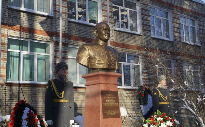 Военнослужащие ракетного соединения возложили цветы к подножию бюста, отдав дань памяти и уважения герою. Вечная память! Фото предоставлено Яковом Манько