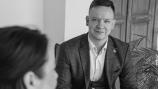 Владимир Седышев не ограничивается обязанностями школьного психолога и руководителя районного профессионального сообщества, он также брал классное руководство и в этом году выпустил класс. Фото: личный архив героя публикации