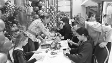 Как и всегда, участниками праздника стали дети, одаренные в разных областях интеллектуального и художественного творчества, достигшие успехов в учебе, дети из многодетных семей, дети-сироты и дети, оставшие­ся без попечения родителей, дети из социально незащищенных семей, дети из семей участников специальной военной операции в возрасте от шести до 15 лет. Фото: nso.ru