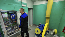 В машинном помещении также стоят специальные датчики, которые автоматически считывают, если там появляется кто-то чужой. По голосовой связи диспетчер задает вопрос — «свои»? И если действительно свои, механик включает сервисный ключ, а система показывает, кто из механиков работает на лифте и какие работы выполняет. Фото: Светлана Фролова