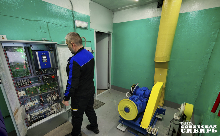 В машинном помещении также стоят специальные датчики, которые автоматически считывают, если там появляется кто-то чужой. По голосовой связи диспетчер задает вопрос — «свои»? И если действительно свои, механик включает сервисный ключ, а система показывает, кто из механиков работает на лифте и какие работы выполняет. Фото: Светлана Фролова