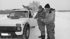 Сегодня Евгений Ярмош не только самостоятельно выполняет задачи, но и помогает готовить новичков. Его опыт особенно важен в борьбе с браконьерами, которые используют современные методы противодействия, включая закрытые каналы связи для отслеживания патрулей. Фото: пресс-служба губернатора и правительства Новосибирской области