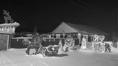 Талантам и креативу семьи Красновых можно только позавидовать — уже не первый год подряд они устраивают для односельчан настоящую новогоднюю сказку. Фото: Елена Юркина