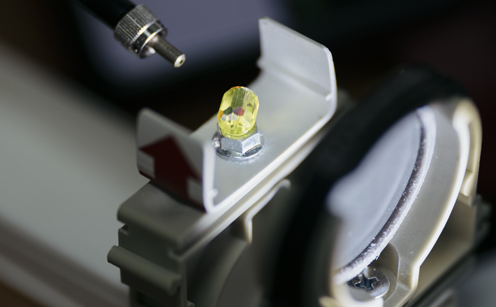 На первый взгляд, это просто желтый кристалл. Но машинное зрение вкупе с искусственным интеллектом может различить десятки оттенков. Фото предоставлено пресс-службой НГТУ НЭТИ