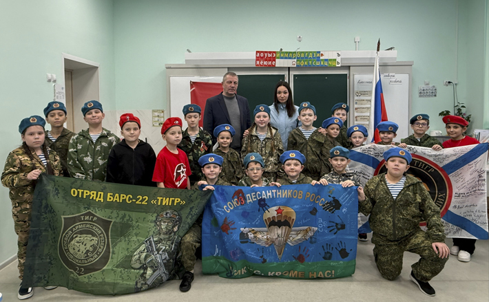 Юные десантники из Болотного бережно хранят флаг, побывавший на передовой. Фото: официальная страница отряда Юнармии «Гранит» МКОУ СОШ № 16 в социальной сети «ВКонтакте»
