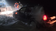 Есть случаи провала техники под лед, и владельцы зачастую вытаскивают автомобили свои­ми силами, не информируя МЧС. А еще чаще автотранспорт застревает на льду, что тоже опасно для жизни. Съемка спасения автомобиля, провалившегося под лед 7 января 2026 года. Фото: Василий Шульгин