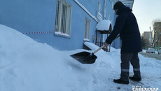 Собственники жилья должны знать, что отмостка считается конструктивным элементом здания, который необходимо чистить регулярно. Особенно это актуально при неустойчивых температурах. Если управляющая компания этого не делает, есть повод напомнить ей об обязанностях, а если нет реакции, то жаловаться, к примеру, в сервис «Госуслуги. Решаем вместе». Фото: Юлия Назаренко