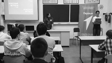 Женщина на войне — каково это? Ученики из Чистоозёрного получили ответы на свои вопросы из первых уст. Фото: официальная страница газеты «Кулундинская новь» в социальной сети «ВКонтакте»