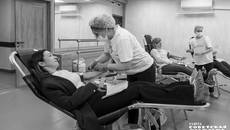 Депутат Екатерина Шалимова сдала кровь вместе с жителями района. Фото: Андрей Заржецкий