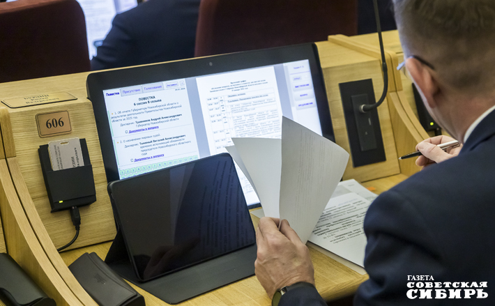 На сессии проект закона депутатам представил заместитель председателя правительства — министр региональной политики Новосибирской области Роман Бурдин. Фото: Андрей Заржецкий