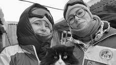 Хвостатый житель села Сергеевка Кыштовского района тоже пожелал вступить в отряд «Лавина» в теплых объятиях Анны Новиковой и Арины Конюховой. Отряд «Лавина» создан  на базе Новосибирского государственного университета экономики и управления, его бойцы не только убирают снег, но и показывают собственную концертную программу. Фото предоставлено Анной Мисюра