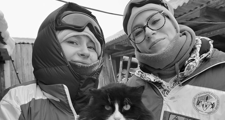 Хвостатый житель села Сергеевка Кыштовского района тоже пожелал вступить в отряд «Лавина» в теплых объятиях Анны Новиковой и Арины Конюховой. Отряд «Лавина» создан  на базе Новосибирского государственного университета экономики и управления, его бойцы не только убирают снег, но и показывают собственную концертную программу. Фото предоставлено Анной Мисюра