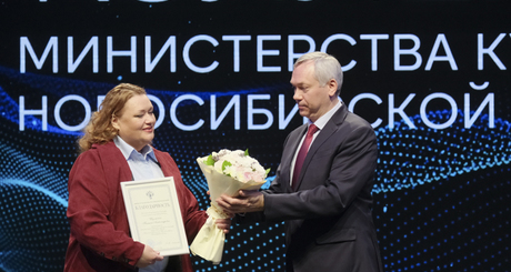 Благодарность министра культуры Российской Федерации «За большой вклад в развитие культуры и многолетнюю плодотворную работу» объявлена актрисе театра «На левом берегу» Татьяне Шуликовой. Награду вручил лично губернатор Новосибирской области Андрей Травников. Фото: nso.ru